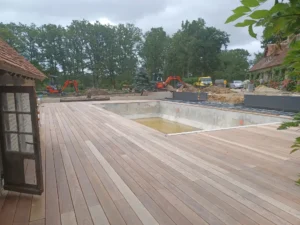 Terrasse en bois avec piscine en construction