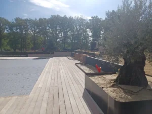 Terrasse en bois près d’une piscine couverte