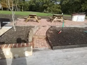 Terrasse en briques avec tables pique-nique