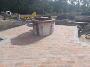 Puits circulaire sur terrasse en briques