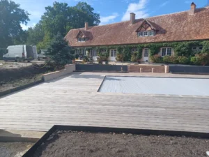 Grande terrasse en bois devant maison rustique
