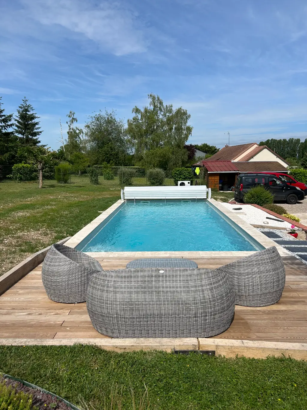 Piscine rectangulaire sur terrasse en bois jardin