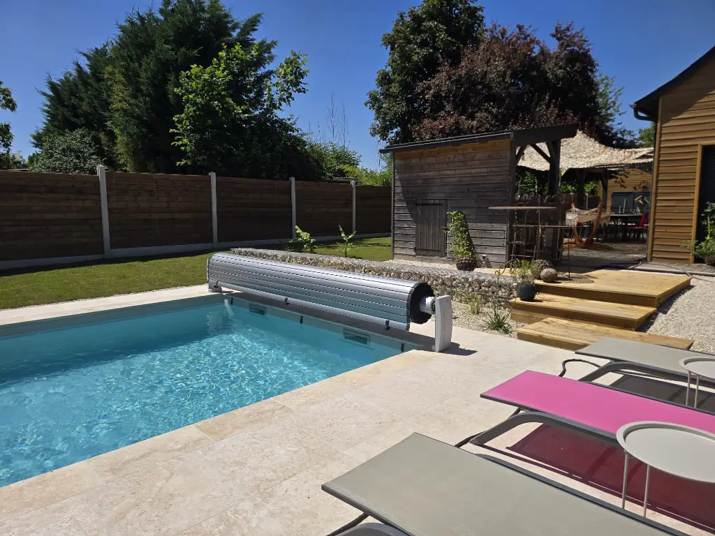 Piscine moderne avec terrasse en bois
